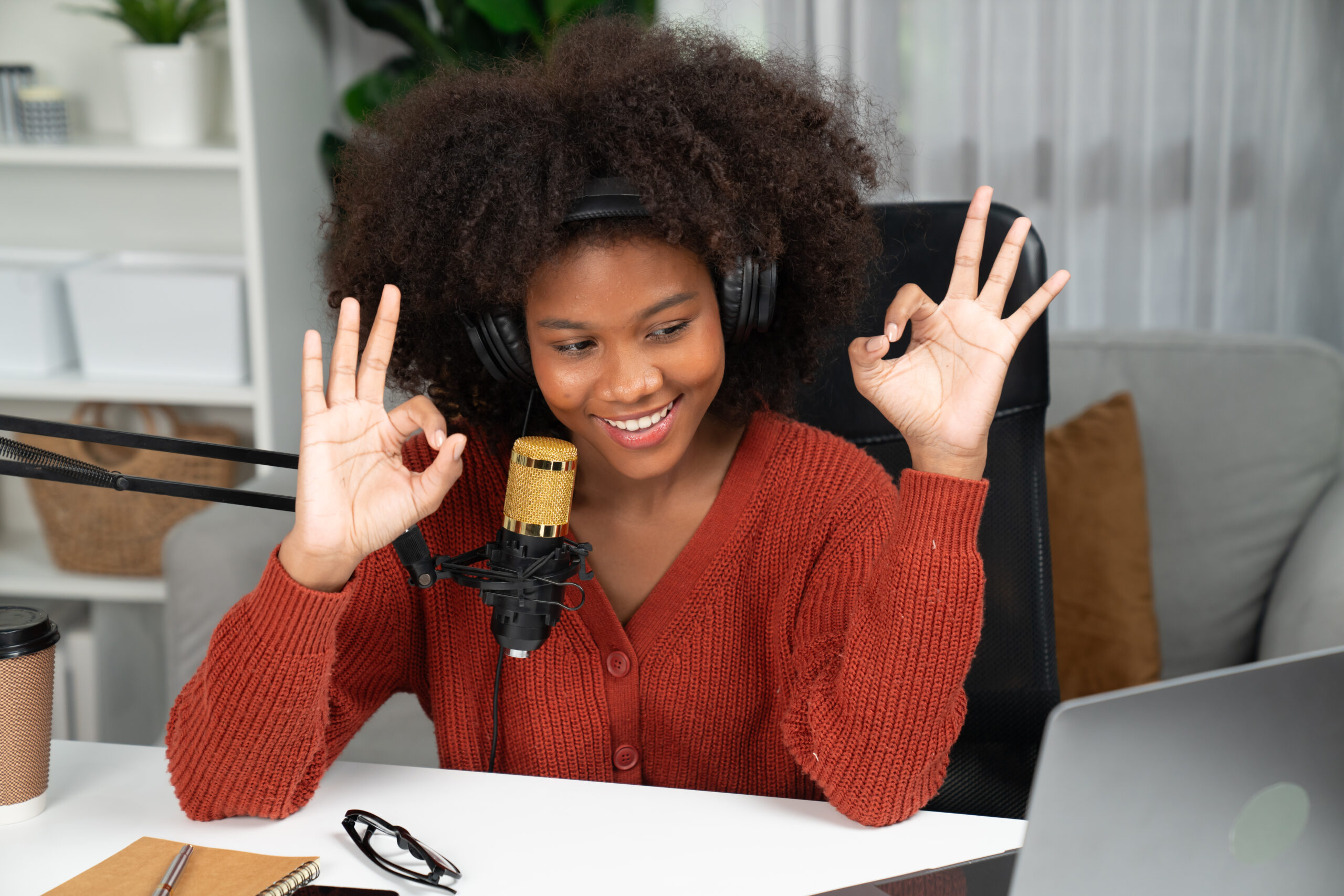 Host channel of beautiful African woman talking in online broadcast teaching marketing influencer, with listeners in broadcast or online. Concept of anywhere at work place. Tastemaker. SSUCv3H4sIAAAAAAAACnRSTWvcMBC9F/ofjM4rkC3Ha+daei80PYUeRqPZtYhWWiR5Qwj575G/tiq0N817ozfvDfP+9UtVMQXRIHus3ucq18baKaYAyXiXYXHY8EBOUyiRW5CdKAEwZUXaJB8M2BJUkHB0cKEMusnaGf5YSBYTpClSnL1sEEKic9ZYwbvEavh5raudWMj8I1Psu55wTXAoyDipmfyJo/f2UH3z1tKZDtUvZ24UoklvFSVk+4/VxH8m/CB/tfQv+SciF/+IrI/f9x2dyeHbkrHIHsgSrNm3WKzFQQvZEMcGFW9BKw7HuuZaUIN1S7IXch/PlBYKSGiOqu952/aaQ9d1vIZTfVS6Bt3oxdLqg728JgqXctUwaeOLLd88gp0bZGETzBUC/PXvGgwady4Qn8blTnYl9JNLYY7M7n6t91dQeX+P1SmPoR0fIcbcrne8mI35Kv2lmON8Wha2qTKdj2Uua5nPUkoxiLbrh34QYmtYD2w0WWexswvlGl+MLlOZ2QF76MRxELrjQ9s3vJXHgav+dOJYd9gSPjSyo7zVj08AAAD//wMAt4UlAUkDAAA=